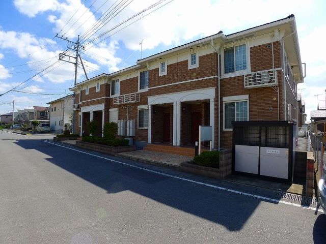 館林市赤土町のアパートの建物外観