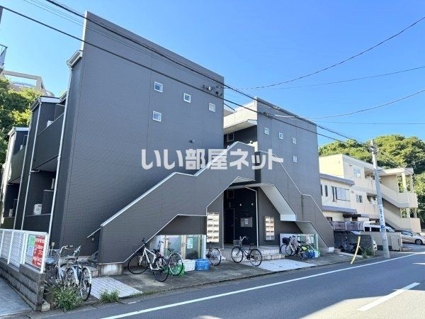 千葉市中央区亀岡町のアパートの建物外観