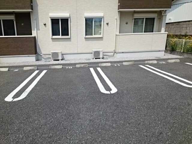 【富岡市中高瀬のアパートの駐車場】