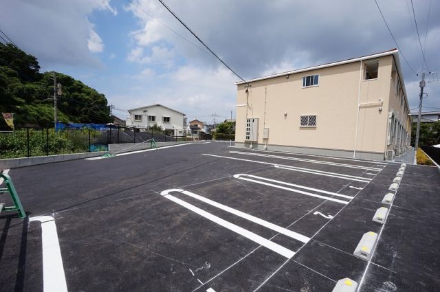 【中間市朝霧のアパートの駐車場】