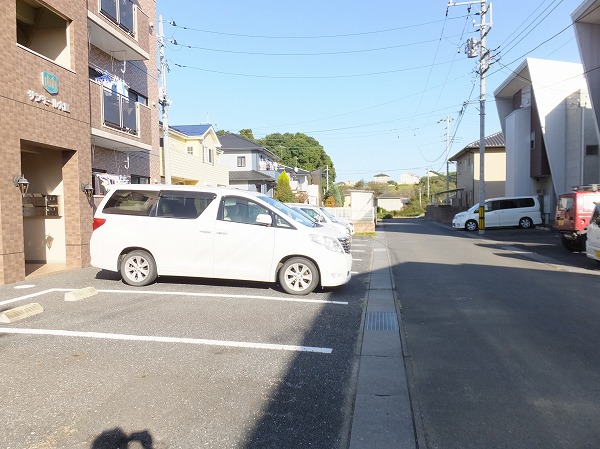 【サンモール大里の駐車場】