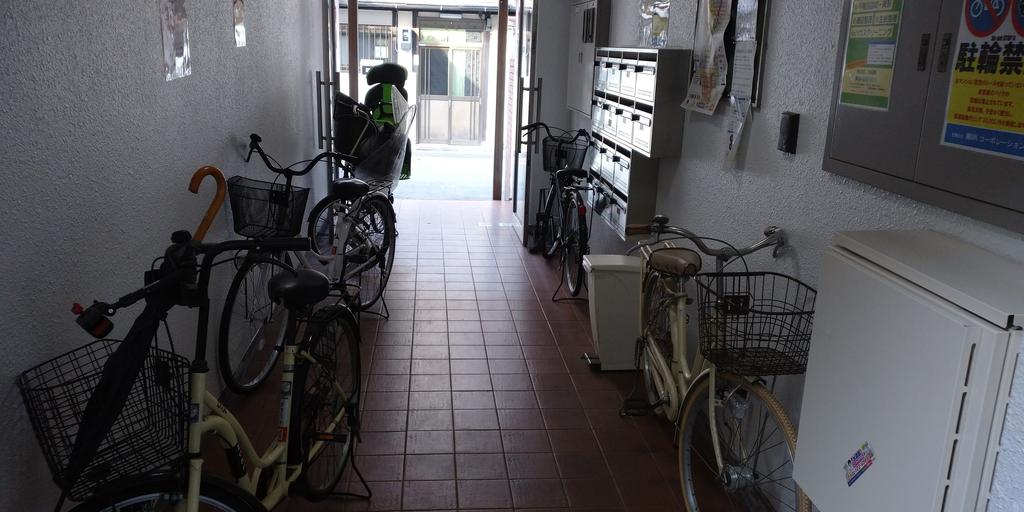 【大阪市生野区小路のマンションのエントランス】