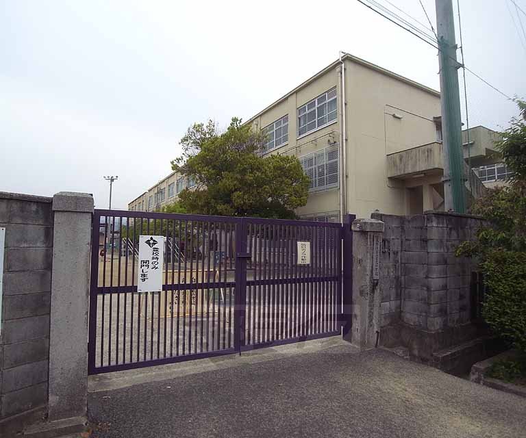 【京都市北区上賀茂薮田町のマンションの小学校】