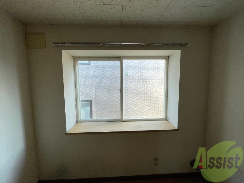 バルコニー　出窓になっているので小物を置いたりアレンジ出来ますよ。