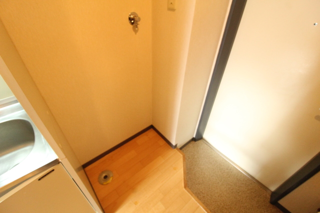 洗面設備　洗濯機置き場です。