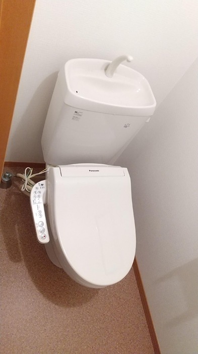 トイレ　温水洗浄便座です。