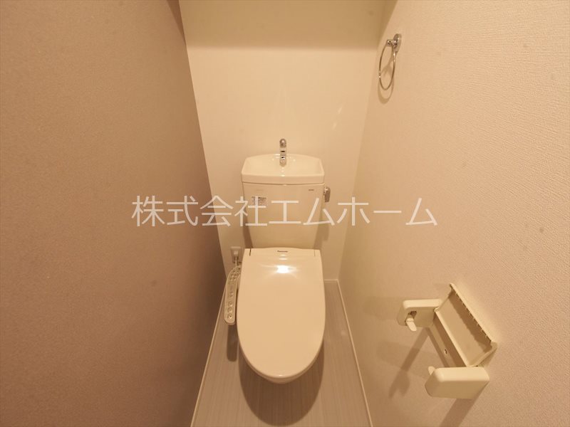 トイレ　温水洗浄暖房便座付トイレ　同型写真