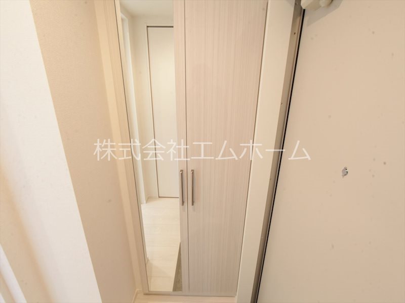 玄関　玄関　シューズボックス姿見鏡付き（収納充実してます）同型写真