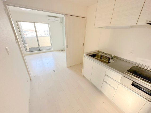 居室・リビング　白を基調とした内装でおしゃれで、落ち着ける空間です。