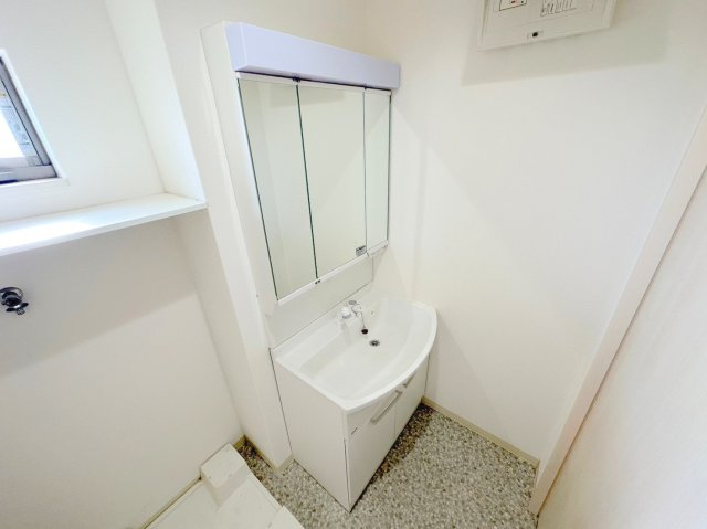 洗面設備　身支度が出来る独立洗面台です。