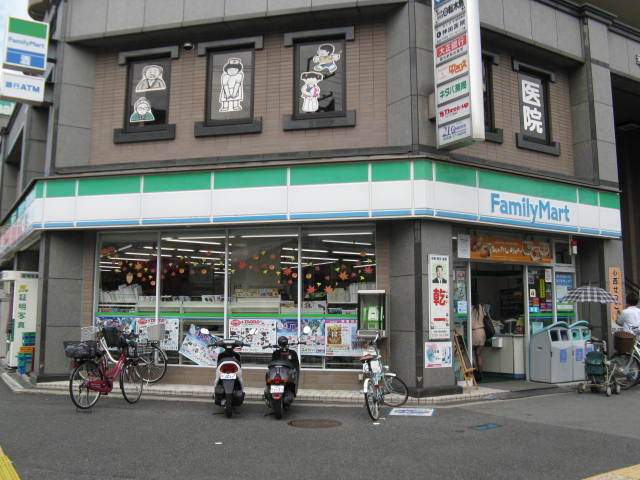 コンビニ　ファミリーマート（コンビニ）まで588m