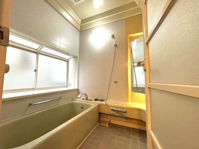 バス・シャワールーム　大きな窓付の浴室