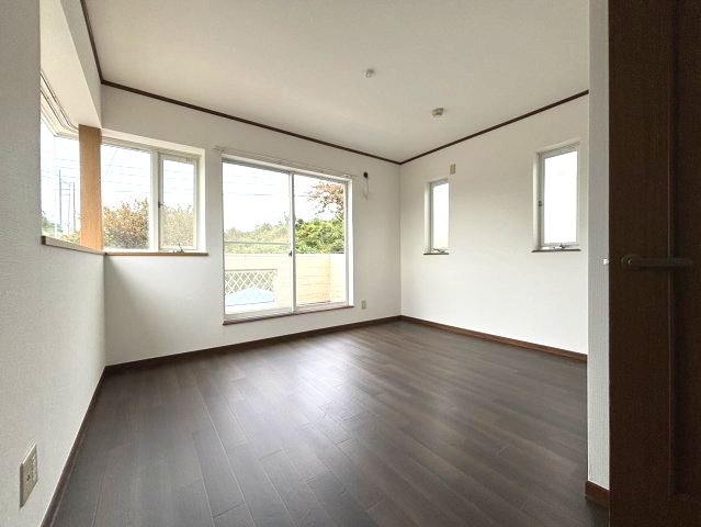 居室・リビング　窓が多くて明るい居室