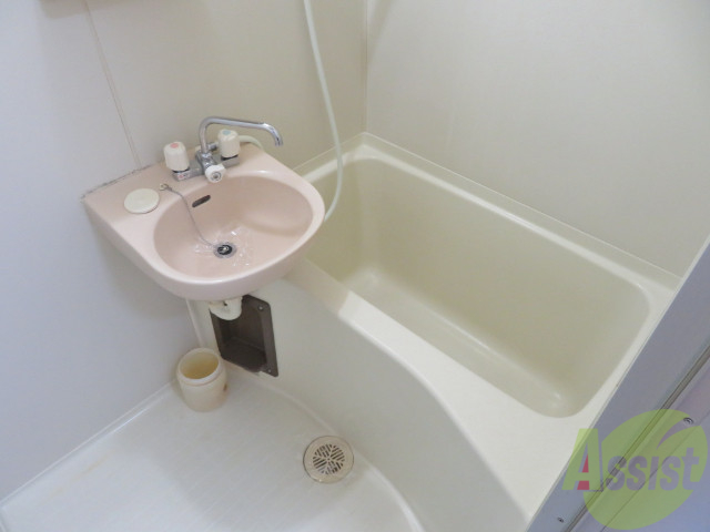 バス・シャワールーム　浴室の中には、洗面台が設置されていますねー。