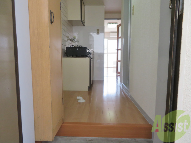 玄関　玄関入って正面にリビング手前にキッチンがあります。