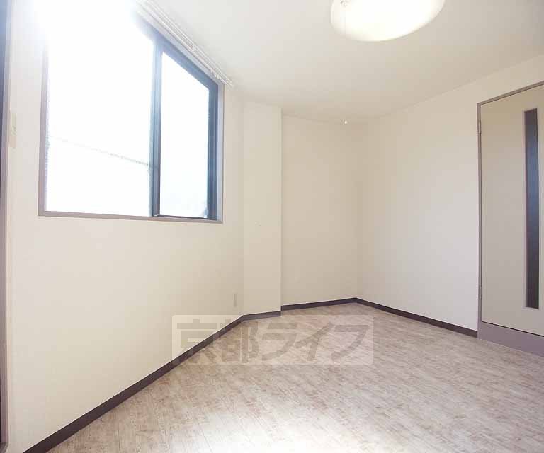 居室・リビング　８帖の洋室です。