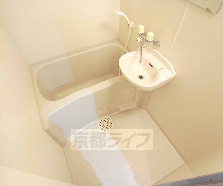 バス・シャワールーム　バスルームです。