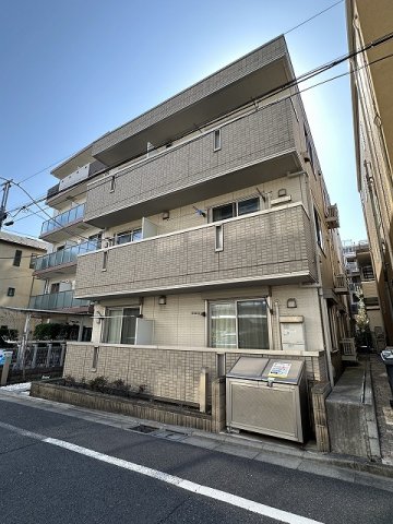 建物外観　東急田園都市線「桜新町」駅まで徒歩3分！便利な立地の3階建て
