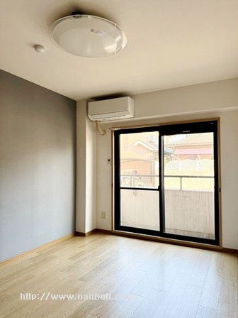 居室・リビング　エアコン、照明完備の明るい洋室