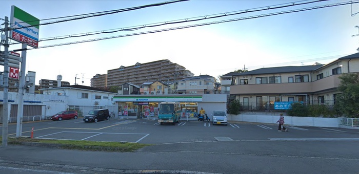 コンビニ　ファミリーマート（コンビニ）まで400m