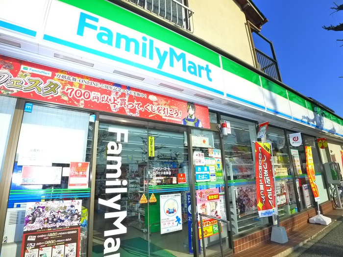 コンビニ　ファミリーマート（コンビニ）まで590m