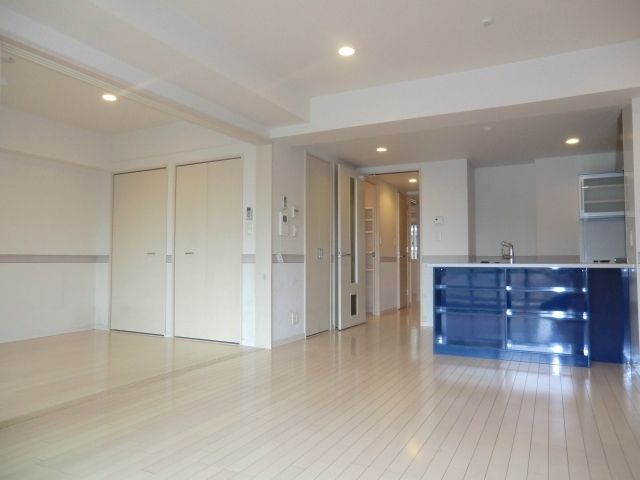 居室・リビング　16.8帖の床暖房、プラズマテレビ装備の広々洋室