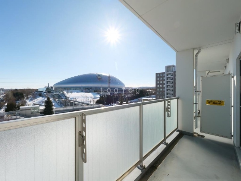 バルコニー　大きめのバルコニーを完備しています。