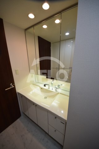 洗面設備　シャリエなんばファースト　三面鏡独立洗面台