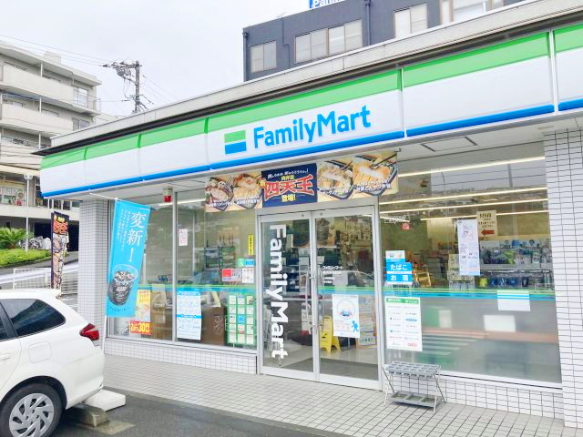 コンビニ　ファミリーマート横浜狩場町店（コンビニ）まで450m