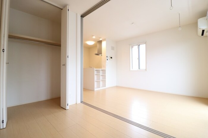 その他部屋・スペース　リビングと一体利用できる洋室です。