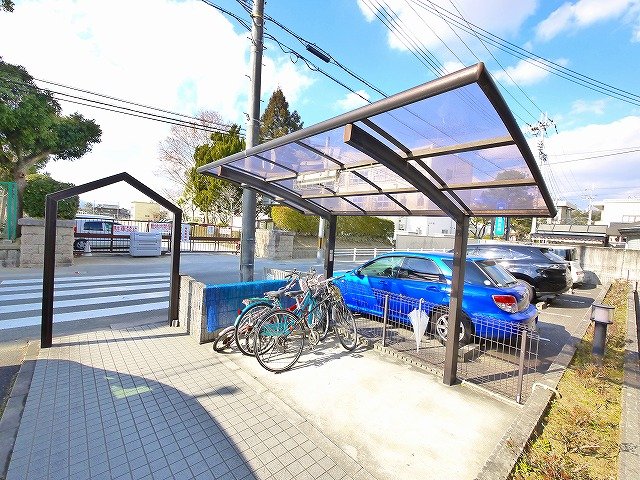 その他共有部分　屋根付きの駐輪場です