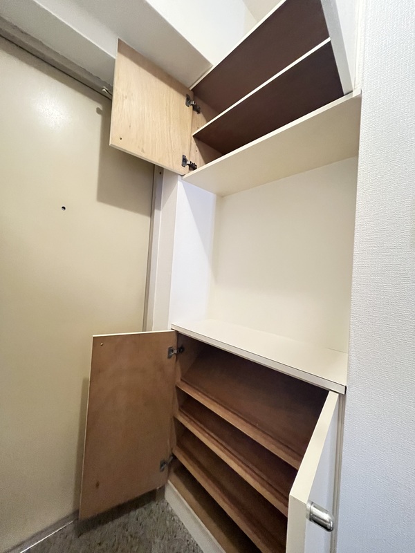 玄関　玄関にも収納あります