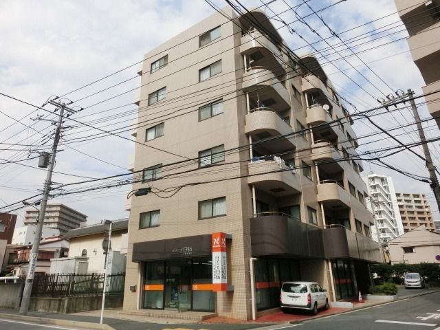 建物外観　外壁タイル張りのマンション