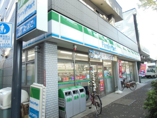 コンビニ　ファミリーマート（コンビニ）まで200m