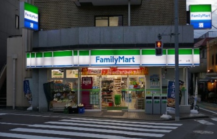 コンビニ　ファミリーマート三軒茶屋（コンビニ）まで639m