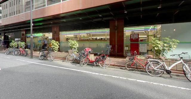 コンビニ　ファミリーマート銀座六丁目店（コンビニ）まで699m
