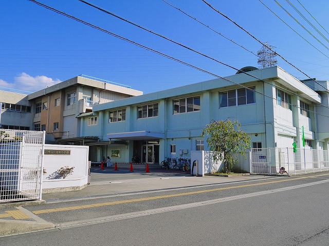 小学校　天理市立二階堂小学校（小学校）まで909m