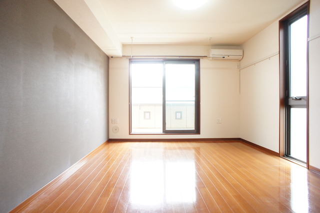 居室・リビング　２面採光なので、明るく風通しのよいお部屋です♪
