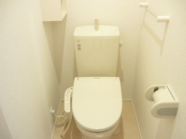 トイレ　温水シャワー付きトイレです