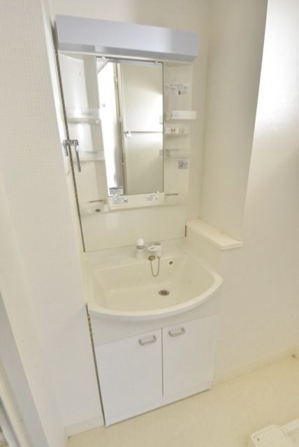 洗面設備　同物件別部屋のお写真です。現況優先です。