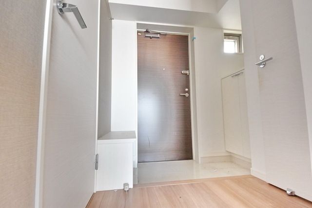 玄関　同物件別部屋のお写真です。現況優先です。