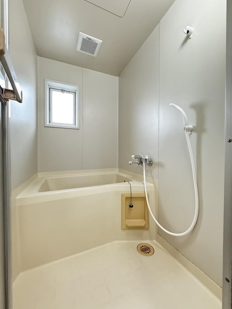 バス・シャワールーム　窓のある明るいバスルーム！！　＊追焚はできません