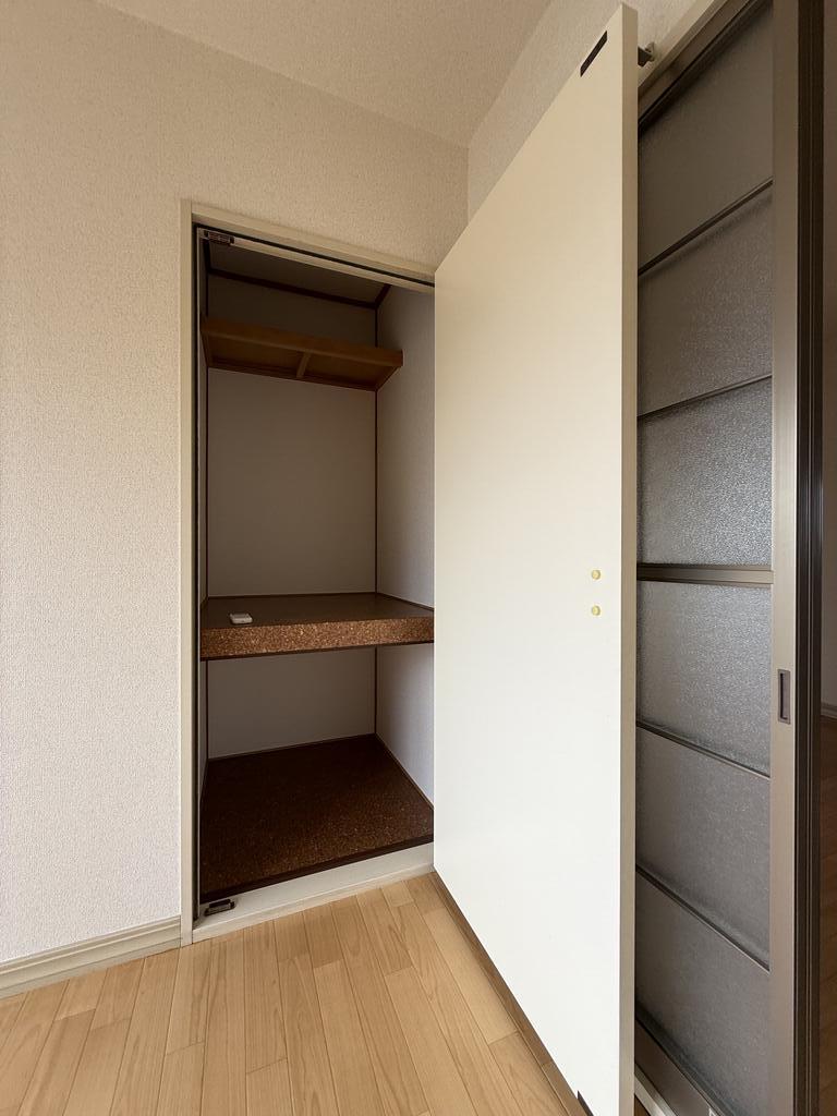 収納　洋室4.6帖間には半間の収納があります！！