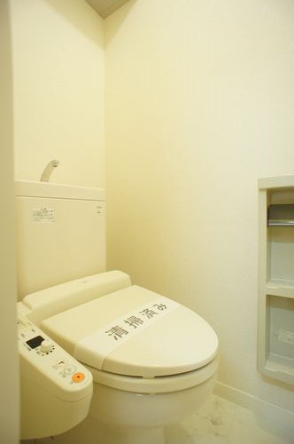 トイレ　温水洗浄暖房便座で、冬場も温かくご利用いただけます。