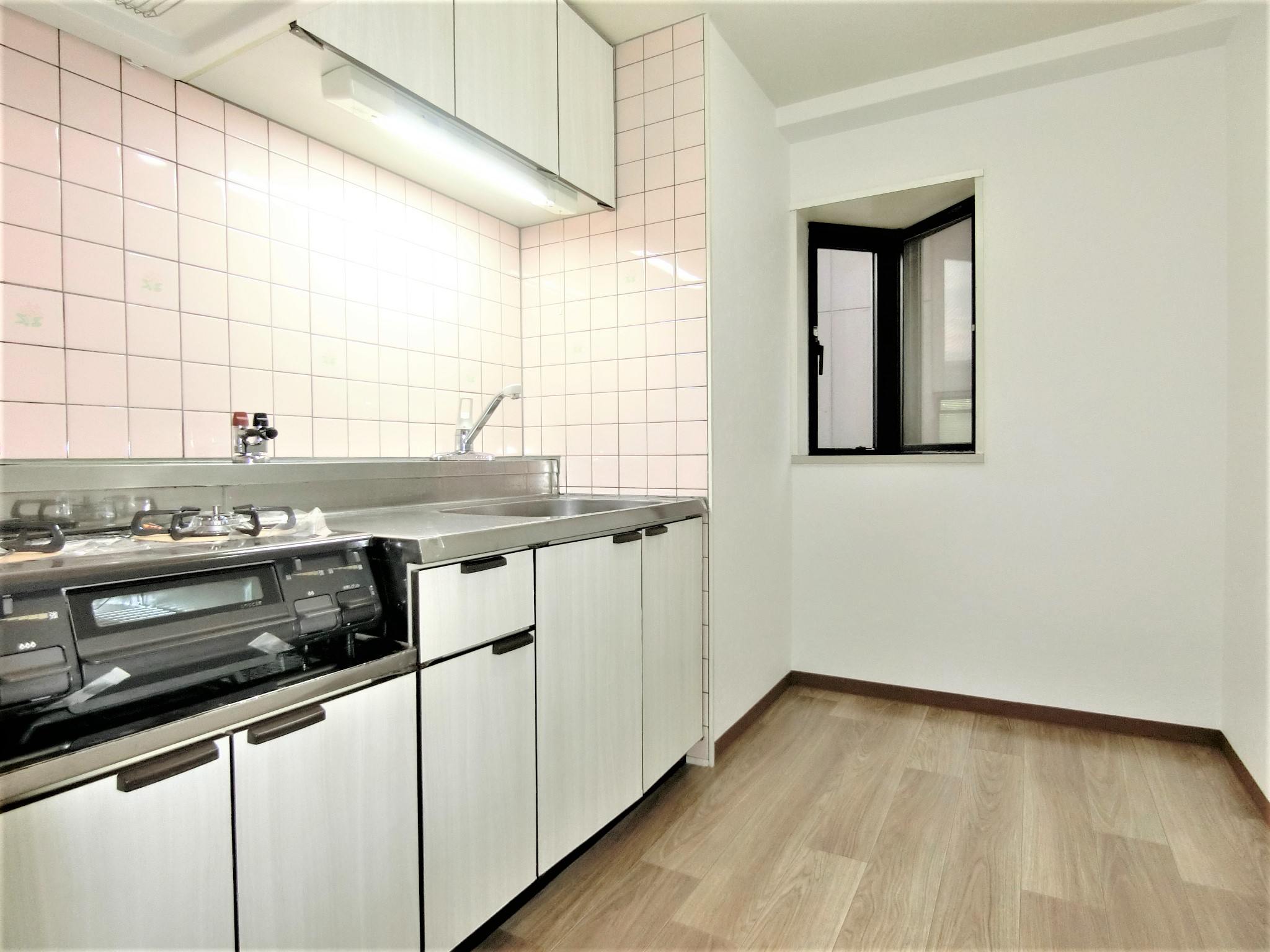 キッチン　お洒落な独立型キッチン出窓付☆