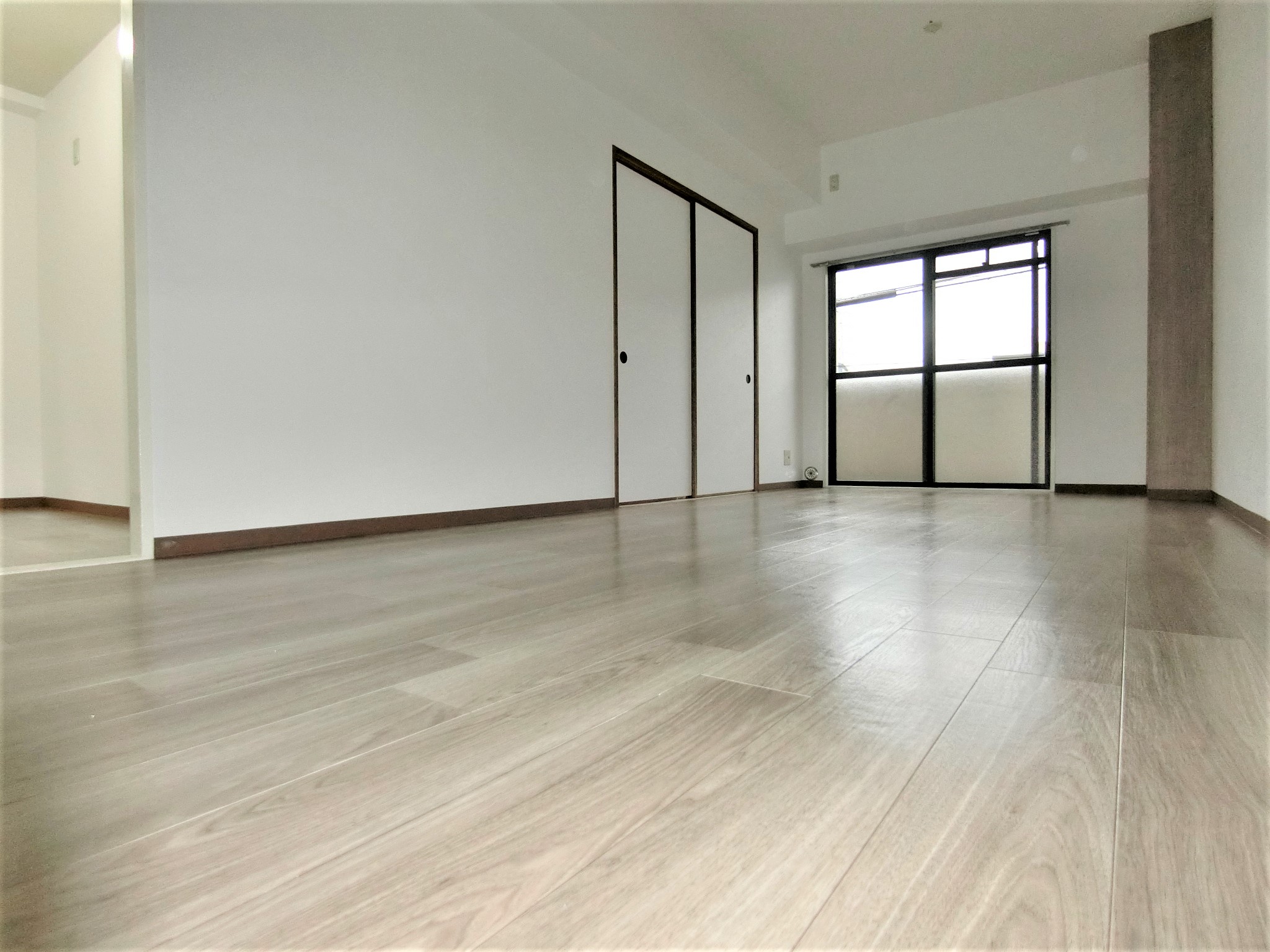 その他設備　独立型キッチン完備の広々１３帖のお洒落なリビングです☆