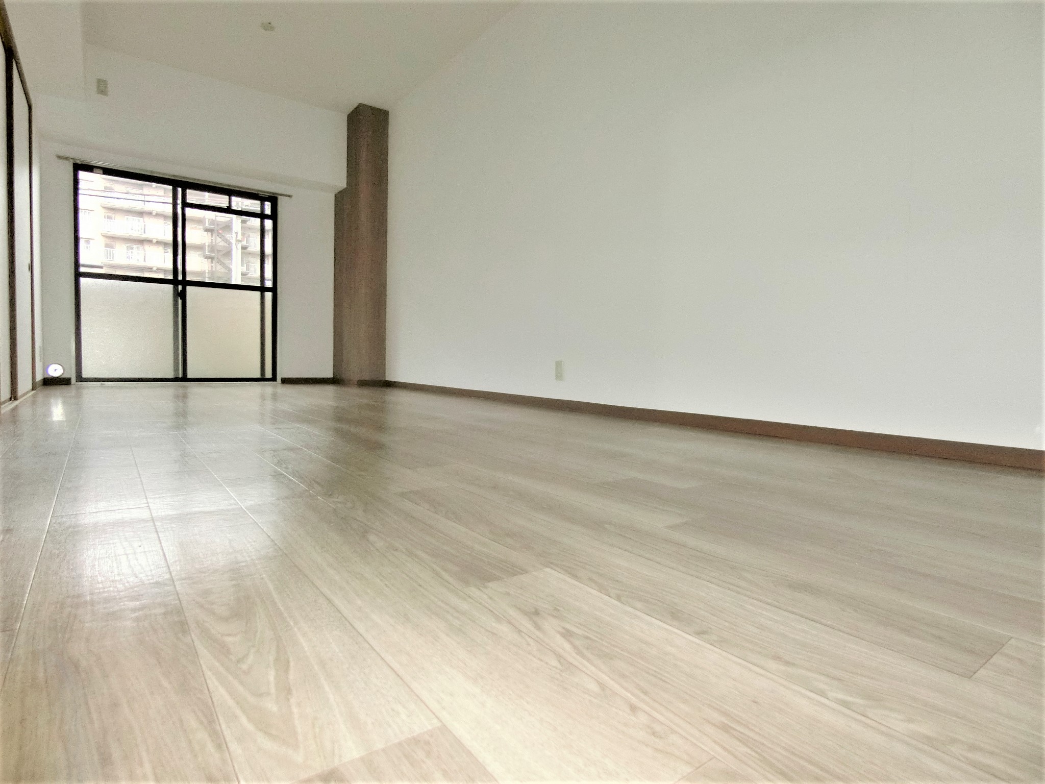 居室・リビング　独立型キッチン完備の広々１３帖のお洒落なリビングです☆