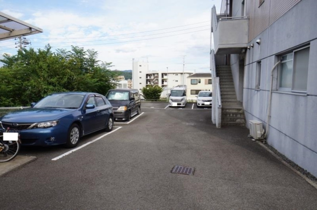 【松山市南江戸のマンションの駐車場】