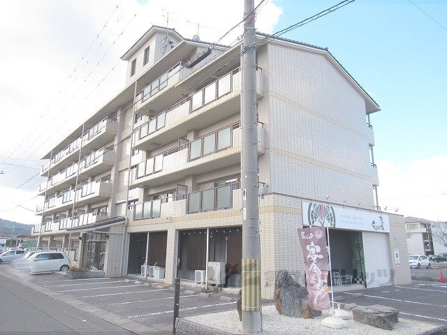 甲賀市水口町虫生野中央のマンションの建物外観