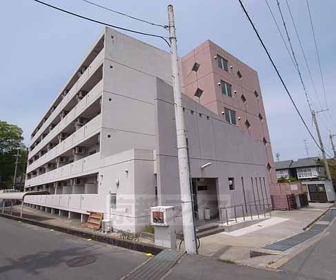 【相楽郡精華町大字菱田のマンションの建物外観】